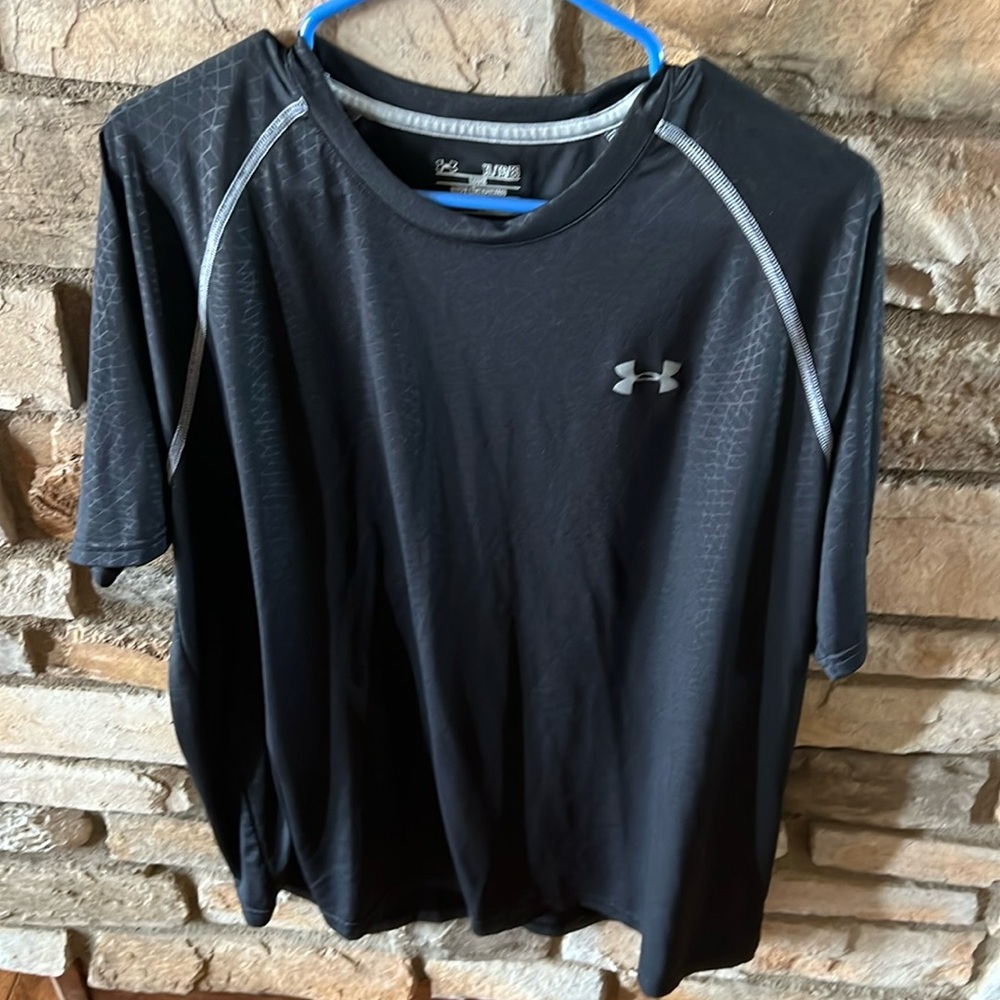Under Armour loose fir dry tech short sleeve XL